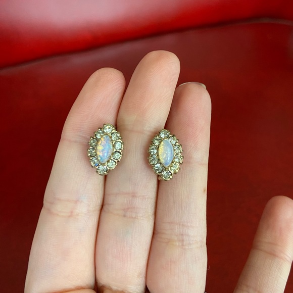 Vintage Vargas Rhinestone & Opal screw back earrings Gold Tone Prong Set Stones - Picture 5 of 7
